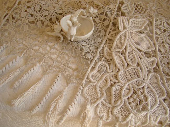 Sublime chemin de table fait en dentelle & crochet d'art au point de milan 1900