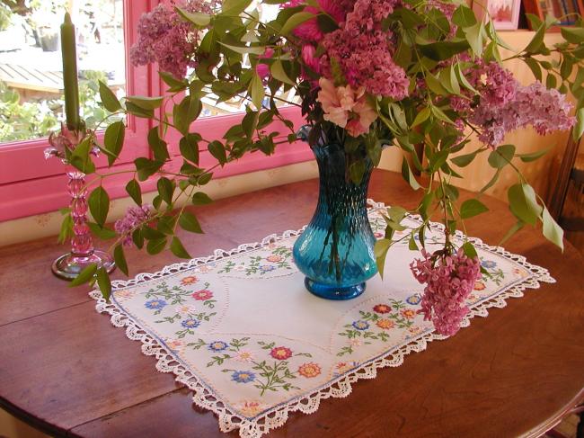 Extraordinaire chemin de table richement brodé de rosettes et dentelle fuseaux