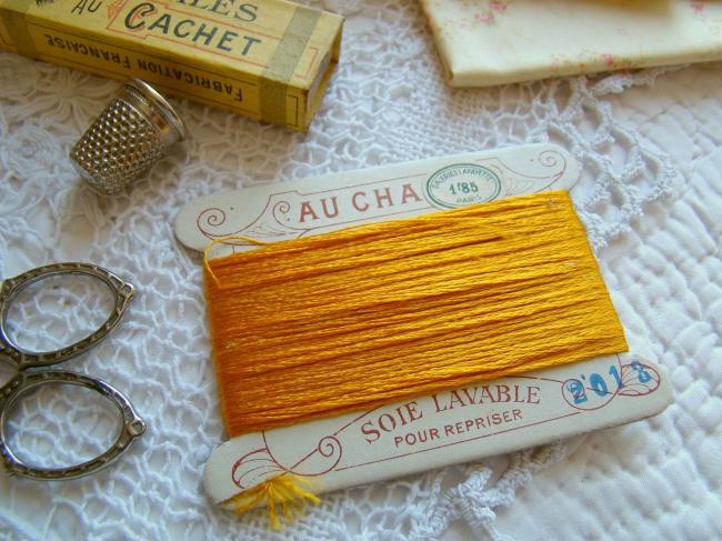 Jolie carte ancienne de soie de couleur orange,marque 'Au Chat', Z&Cie Paris