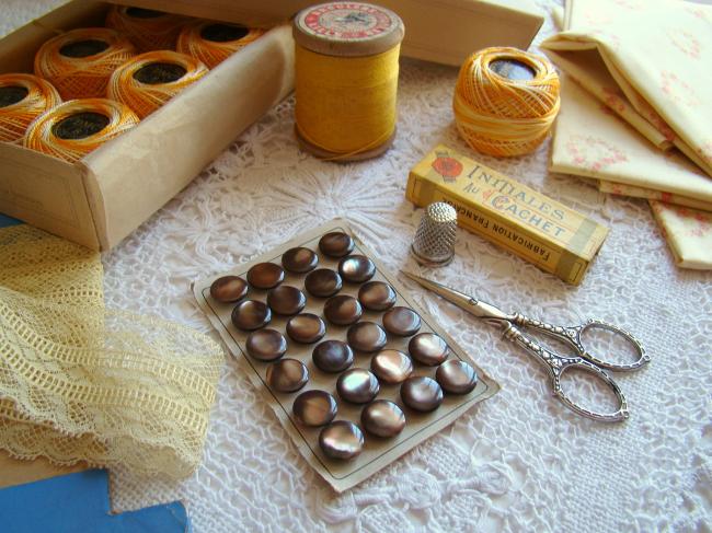 Carte de 24 boutons barrette en nacre, couleur chocolat irisé 1900