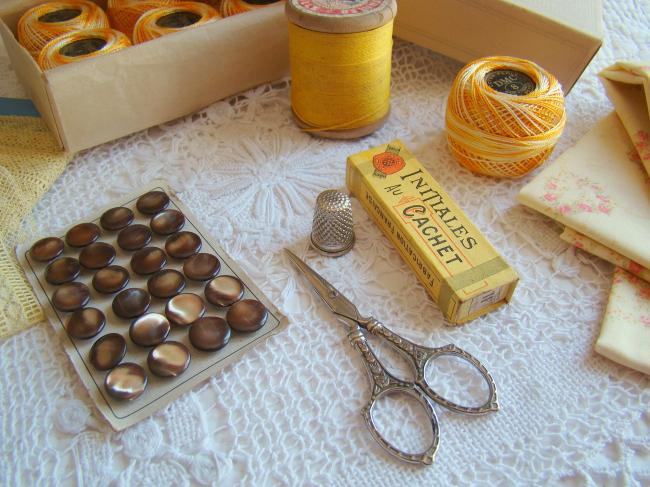 Carte de 24 boutons barrette en nacre, couleur chocolat irisé 1900