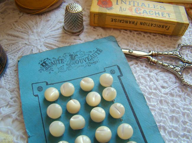 Carte ancienne 'Haute Nouveauté' 24 boutons boule, nacre, grain de riz 1900