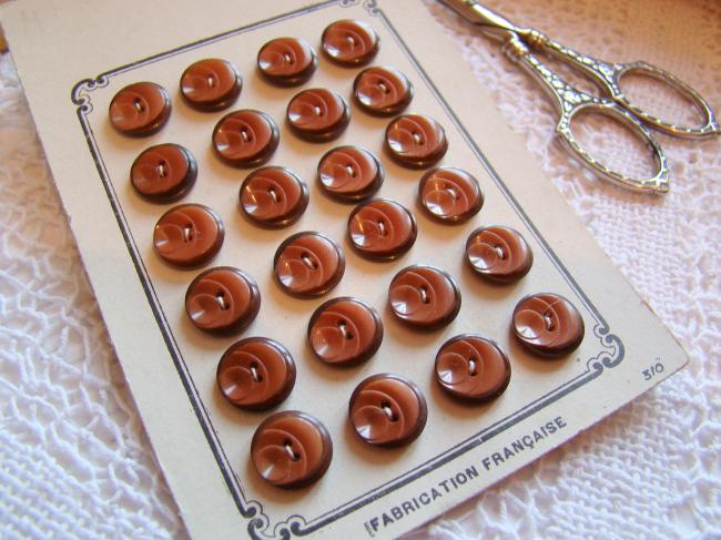 Adorable carte de 24 petits boutons ronds taillés en Corozo, couleur chocolat