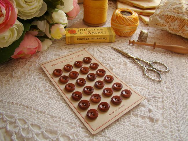 Ancienne carte de 24 petits boutons ronds taillés en Corozo, chocolat, 11mm