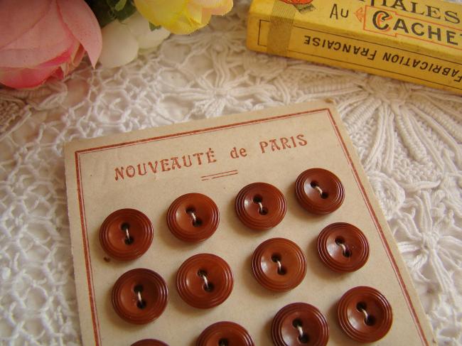 Ancienne carte de 24 petits boutons ronds taillés en Corozo, chocolat, 11mm