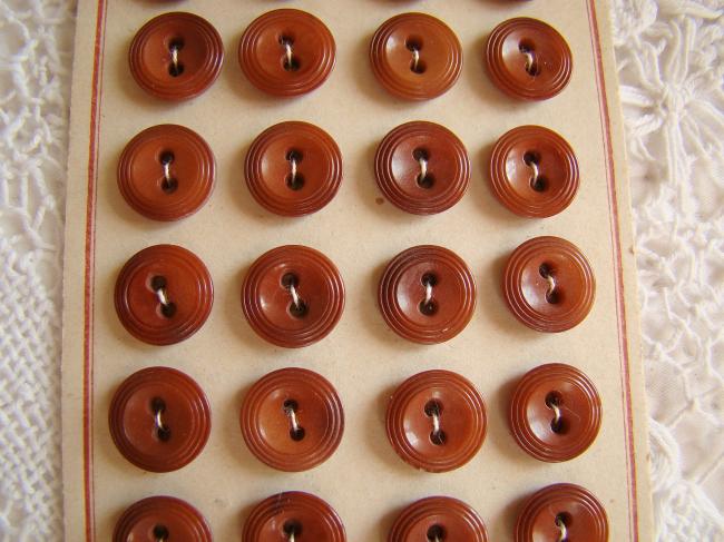 Ancienne carte de 24 petits boutons ronds taillés en Corozo, chocolat, 11mm