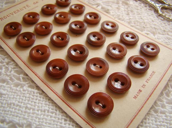 Ancienne carte de 24 petits boutons ronds taillés en Corozo, chocolat, 11mm