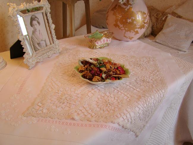 Superbe centre de table en dentelle de fuseaux avec rosaces au point d'esprit