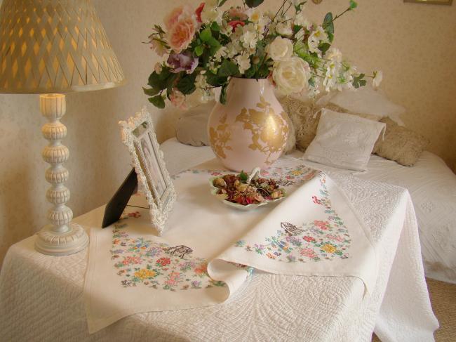 Adorable hand embroidered tablecloth with british garden, so many flowers !