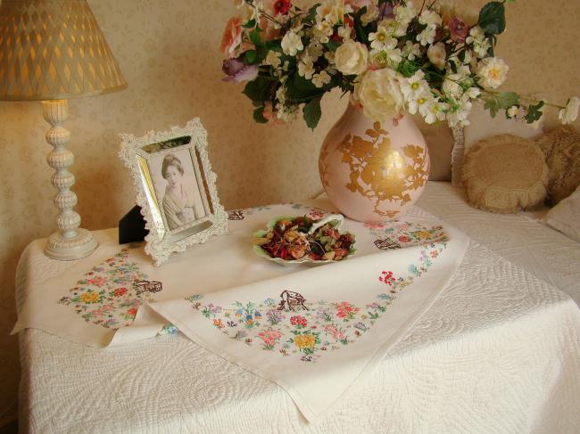 Adorable hand embroidered tablecloth with british garden, so many flowers !