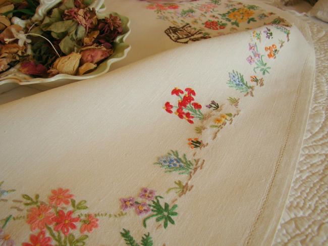 Adorable hand embroidered tablecloth with british garden, so many flowers !