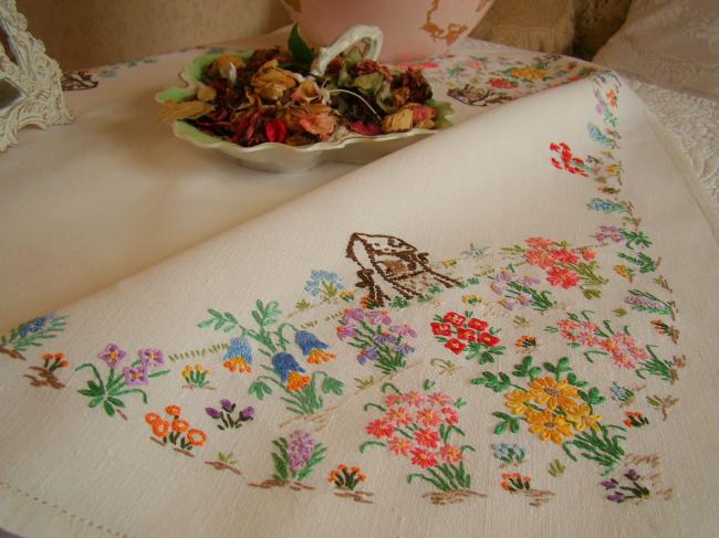 Adorable hand embroidered tablecloth with british garden, so many flowers !