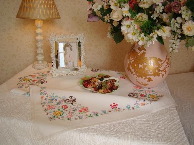 Adorable hand embroidered tablecloth with british garden, so many flowers !