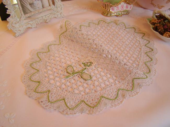 Original centre de table ovale en dentelle de fuseaux et crochet