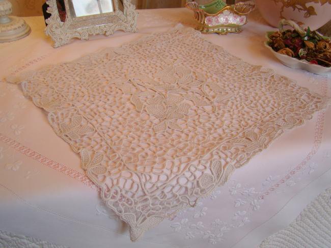 Superbe centre de table en dentelle de lacets rebrodé au point de Milan