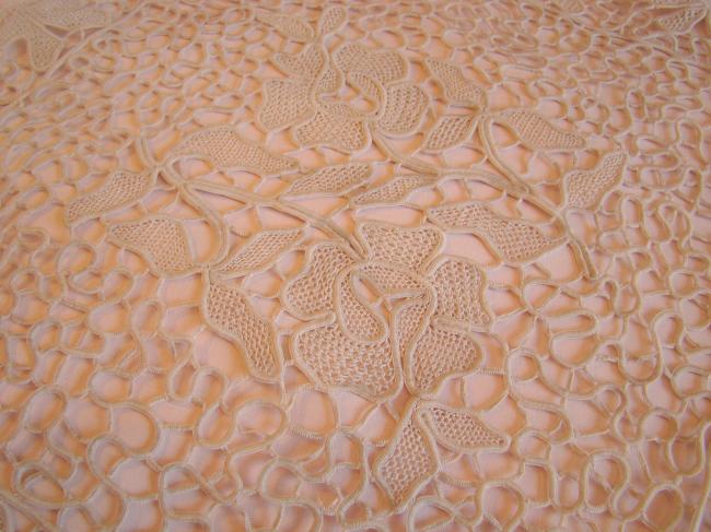 Superbe centre de table en dentelle de lacets rebrodé au point de Milan