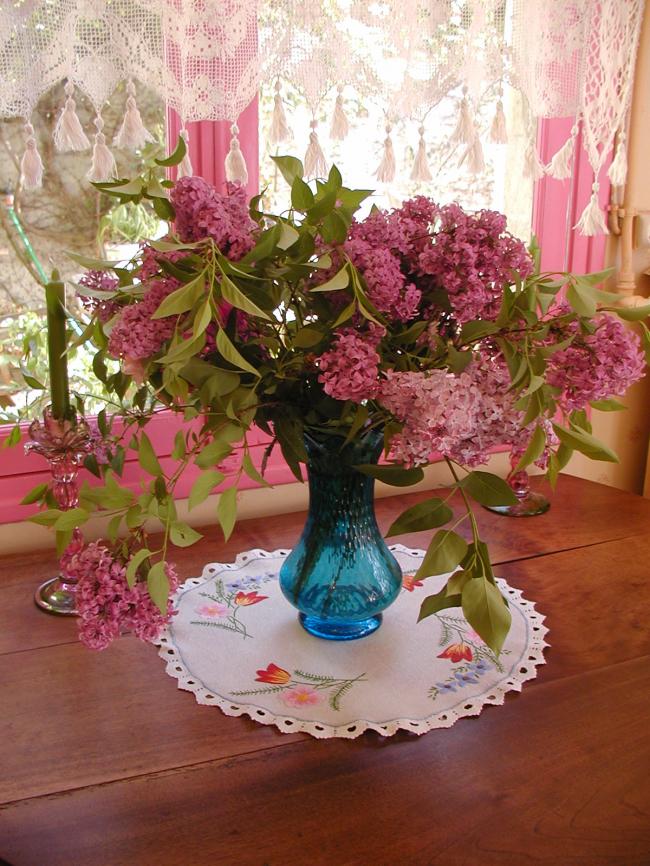 Merveilleux centre de table brodé de fleurs entouré de dentelle au torchon