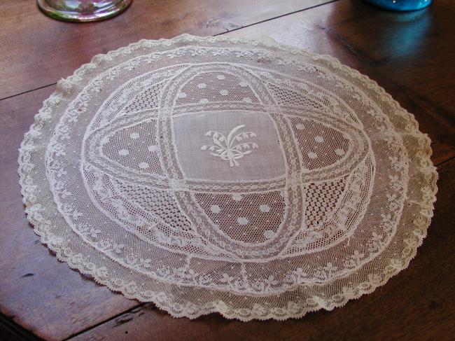 Superb doily in 'fond de bonnet' patchwork lace 19th century