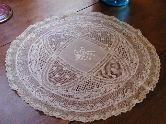 Superb doily in 'fond de bonnet' patchwork lace 19th century