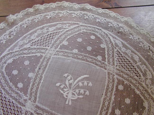 Superb doily in 'fond de bonnet' patchwork lace 19th century