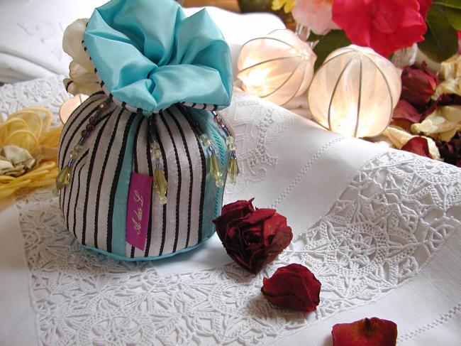 Merveilleuse bourse en soie ornée de rose&perles, garnie de lavande, Turquoise