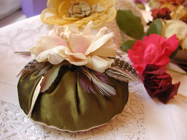 Adorable écrin de Bronze garni de lavande, habillé d'une rose et de plumes