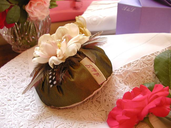 Adorable écrin de Bronze garni de lavande, habillé d'une rose et de plumes