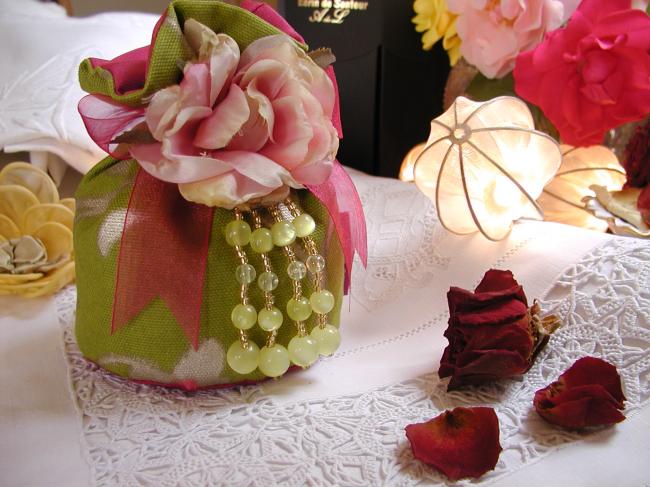 Merveilleuse bourse garnie de lavande,orné petits noeuds & perles, vert et rose