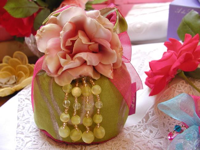 Merveilleuse bourse garnie de lavande,orné petits noeuds & perles, vert et rose