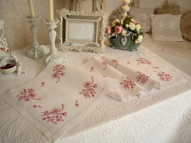 Adorable chemin de table en lin avec fleurs en broderie rouge