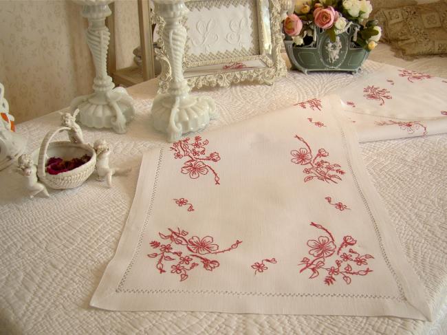 Adorable chemin de table en lin avec fleurs en broderie rouge