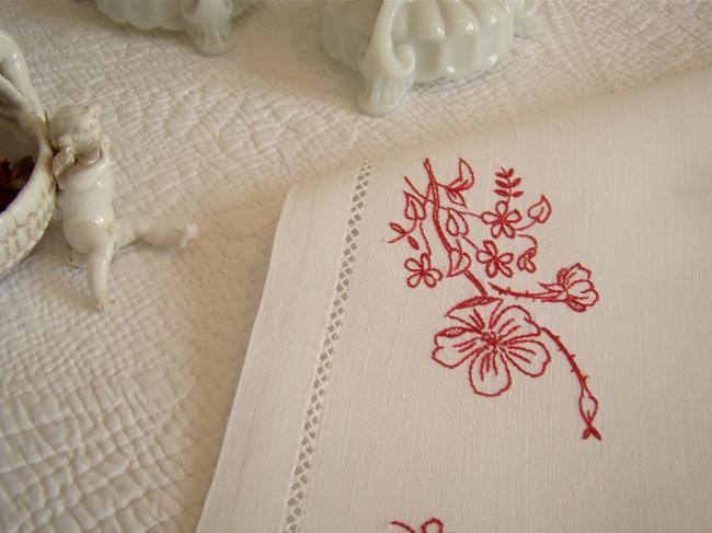 Adorable chemin de table en lin avec fleurs en broderie rouge