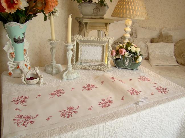 Adorable chemin de table en lin avec fleurs en broderie rouge