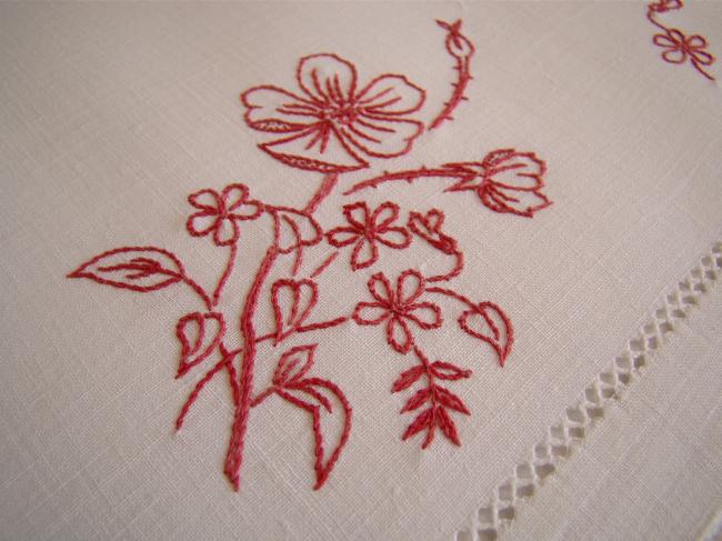 Adorable chemin de table en lin avec fleurs en broderie rouge