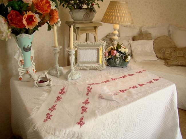 Merveilleux chemin de table en damassé de roses avec fleurs en broderie rouge