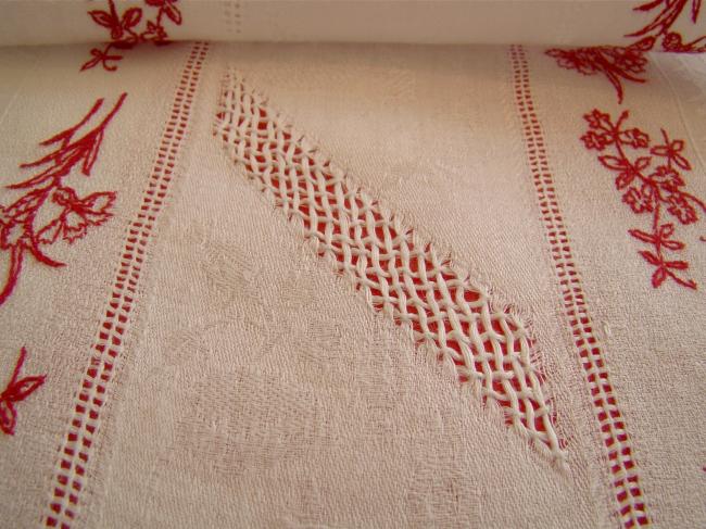 Merveilleux chemin de table en damassé de roses avec fleurs en broderie rouge