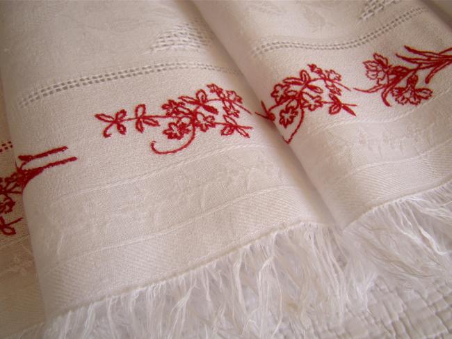 Merveilleux chemin de table en damassé de roses avec fleurs en broderie rouge