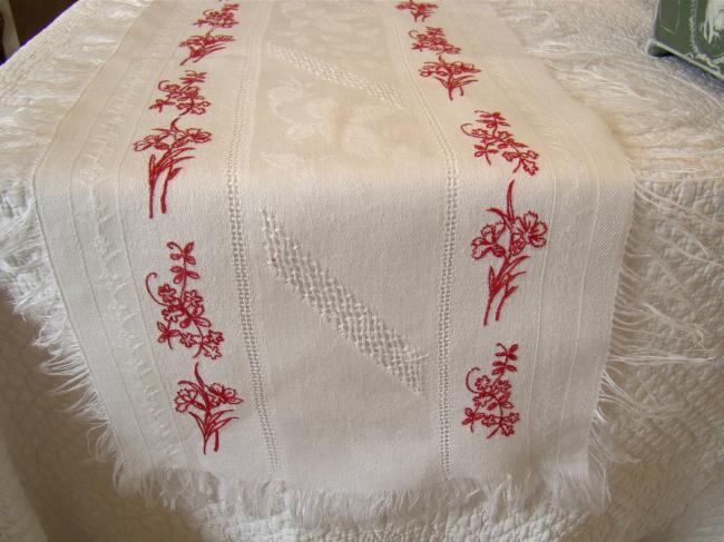 Merveilleux chemin de table en damassé de roses avec fleurs en broderie rouge