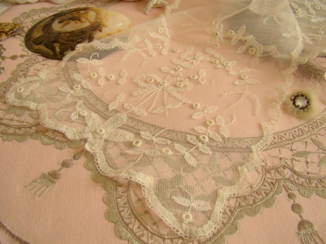  Romantique étole en tulle rebrodé de fleurettes et petits noeuds 1900