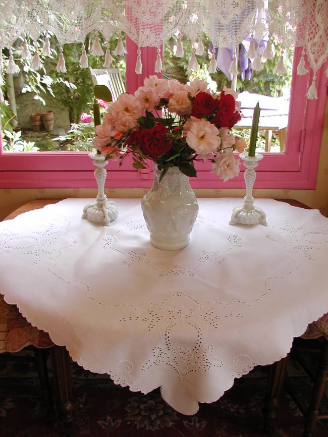 Superb tablecloth in pure fine linen with hand-embroidered bouquets of flowers