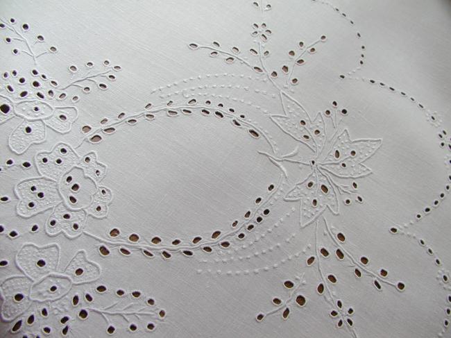 Superb tablecloth in pure fine linen with hand-embroidered bouquets of flowers