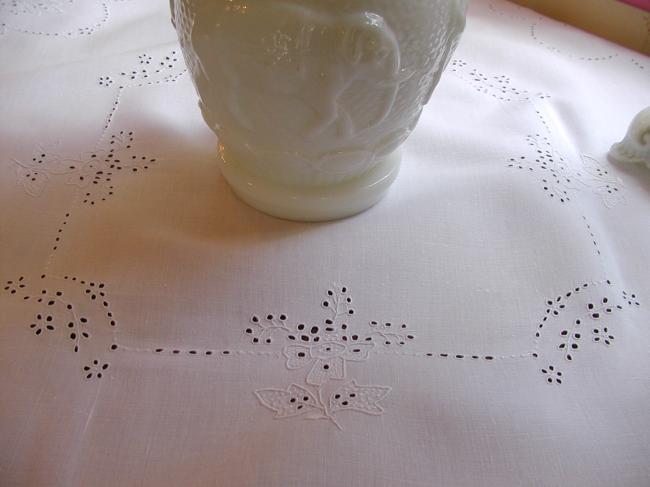 Superb tablecloth in pure fine linen with hand-embroidered bouquets of flowers