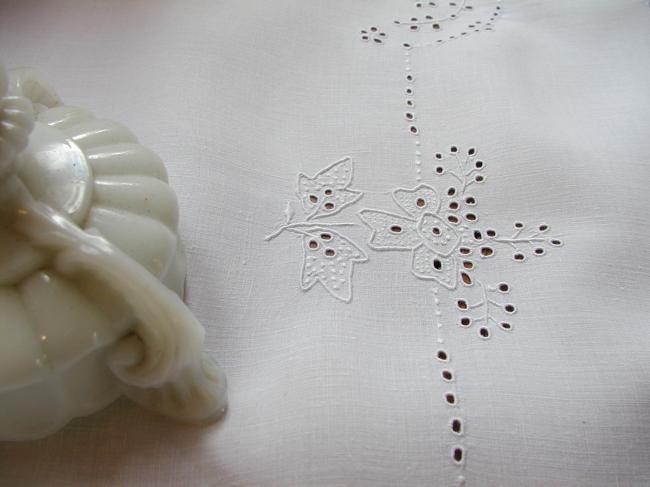 Superb tablecloth in pure fine linen with hand-embroidered bouquets of flowers