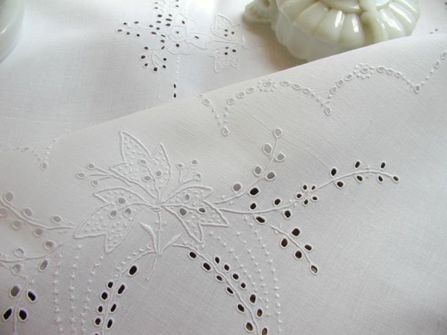 Superb tablecloth in pure fine linen with hand-embroidered bouquets of flowers