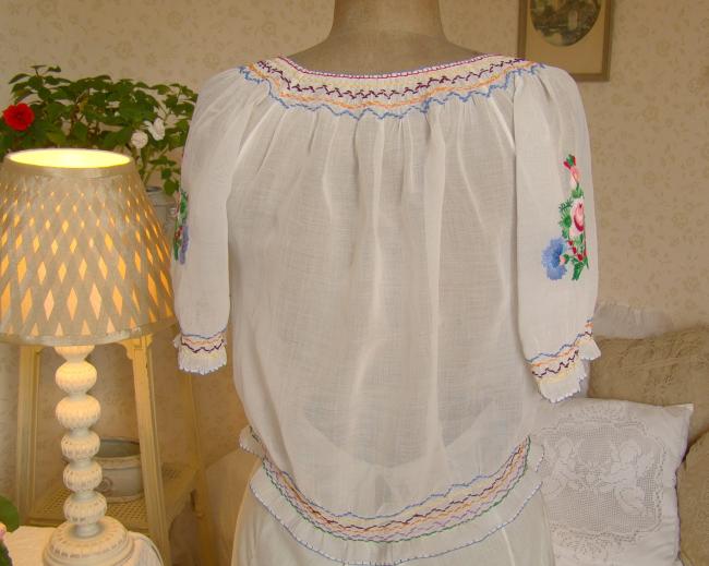 Adorable blouse en mousseline richement brodée de fleurs