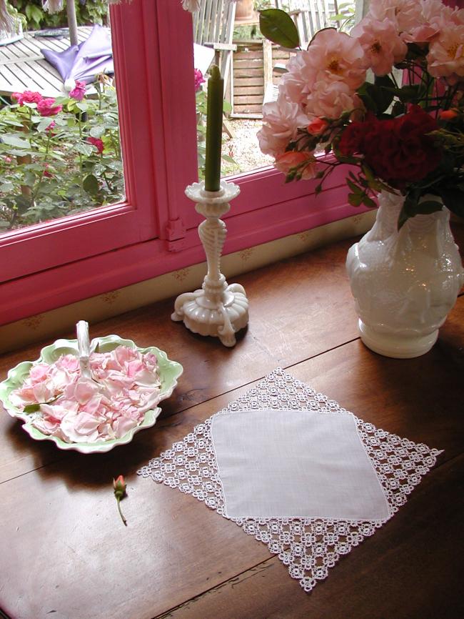 Superb handkerchief in fine batiste with chemical lace