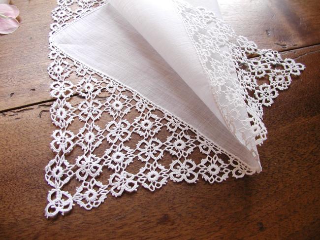 Superb handkerchief in fine batiste with chemical lace