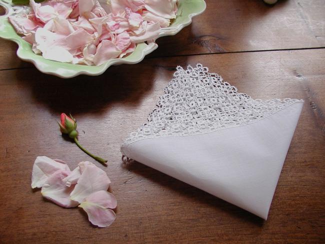 Superb handkerchief in fine batiste with chemical lace