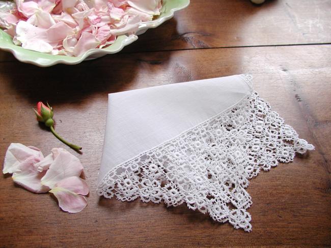 Superb handkerchief in fine batiste with chemical lace