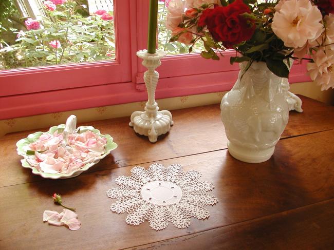 Superb round doily with Colbert embroidery and crochet lace